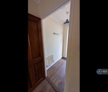 2 bedroom semi-detached house to rent - Photo 6