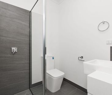 Luxury Fully Furnished Townhouse – Prime Clayton Location! - Photo 2