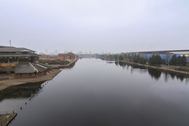 WATERQUARTER CARDIFF BAY FURNISHED TWO BEDROOM PENTHOUSE WITH BALCONY AND WATER VIEWS - Photo 1