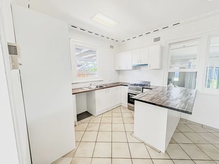 Neat 3 bedroom home in a prime location - Photo 4