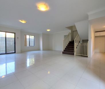 Large 4 Bedroom Townhouse - Photo 2