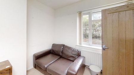 4 bedroom semi-detached house to rent - Photo 5