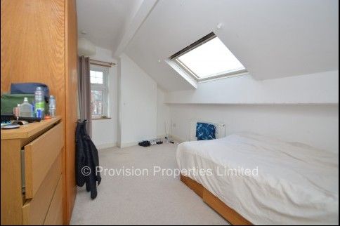 8 Bedroom Houses in Headingley - Photo 1