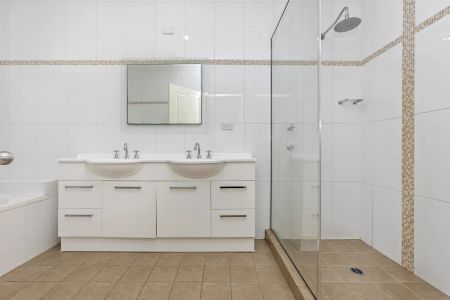 Prime Location 3-Bedroom Family Residence - Photo 2