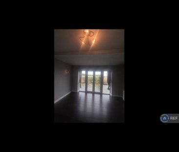 4 bedroom bungalow to rent - Photo 1