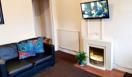 3 Bed End Terrace, Travis Place, S10 - Photo 2