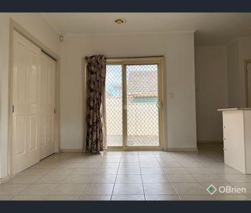 2/164 Biggs Street, St Albans, Vic 3021 - Photo 6