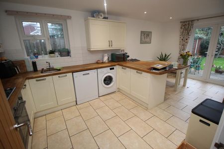 2 bedroom detached bungalow to rent - Photo 3