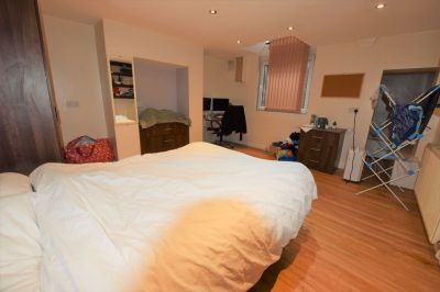 4 bedroom House in Crossfield Street, Leeds - Photo 1