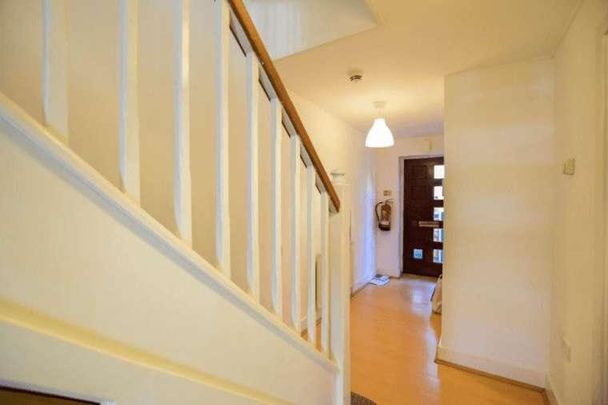 St Davids Square, London, E14 - Photo 1