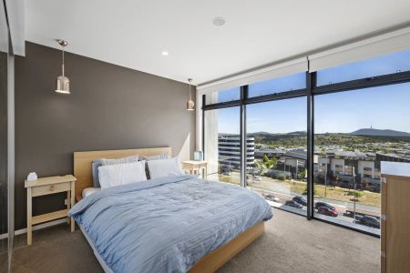 Top floor apartment with views to Black Mountain! - Photo 4