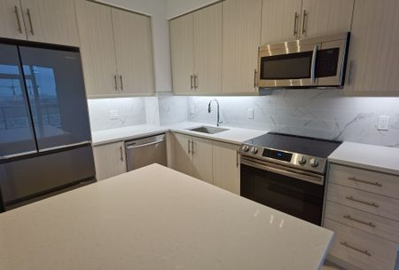 For Lease - 75 Oneida Crescent Unit# 1510, Richmond Hill, Ontario - Photo 4