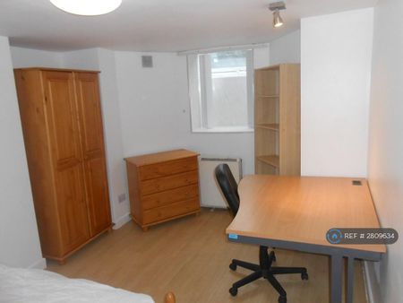 3 bedroom flat to rent - Photo 3