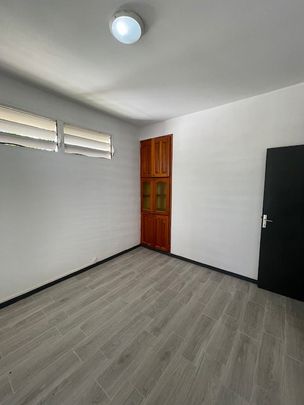 Location Appartement 2 pièces 53m² LE MOULE 97160 - Photo 1