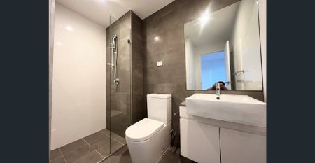 Ground floor unit with backyard - Photo 5