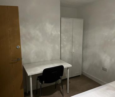 5 bedroom end of terrace house to rent - Photo 6