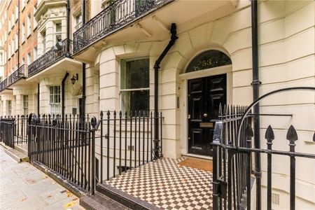 Rare opportunity to rent an entire house located on one of the most sought after squares in Marylebone. This tranquil location offers peace and quiet, while still being just minutes away from the wonderful shops and restaurants of Marylebone. - Photo 5