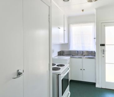 Sunny bedsit in a park - Photo 4