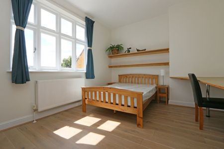 3 Bed Flat, Christchurch Road, SW2 - Photo 2