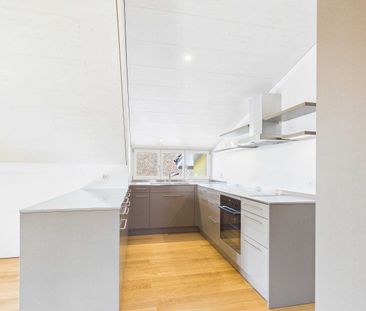 Sehr grosszügige, lichtdurchflutete, frisch renovierte Dachwohnung - Photo 3