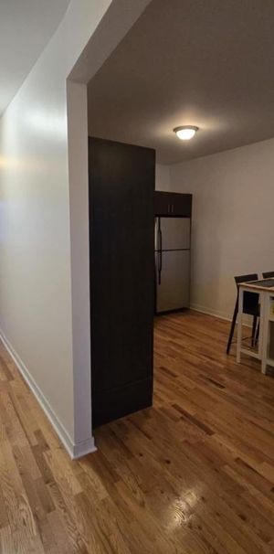 2 bedrooms with hard wood floors - Photo 2