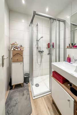 Sanierte Dreizimmerwohnung mit Balkon – perfekt für Singles oder Paare! - Foto 1