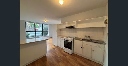 Freshly painted studio apartment with exceptional value for money! - Photo 3