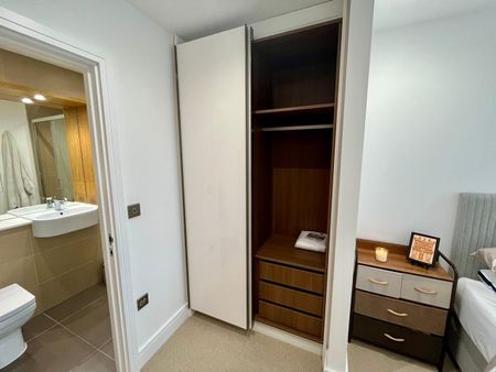 Room in a Shared Flat, High Street, E15 - Photo 2