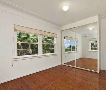 Art Deco in a convenient location - Photo 6