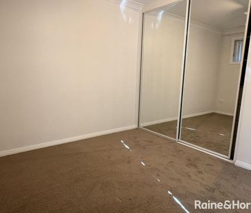 Freshly Painted and Brand New Carpet Villa - Photo 2