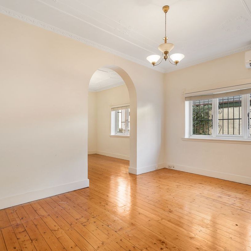 Beautiful Two Bedroom Apartment + Parking! - Photo 1