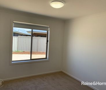 4 Bedroom Home with Large Yard - Photo 4