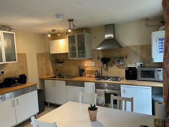 1 bedroom in a house share to rent - Photo 1