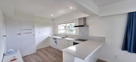 Spacious Family Home in Blockhouse Bay - Photo 2