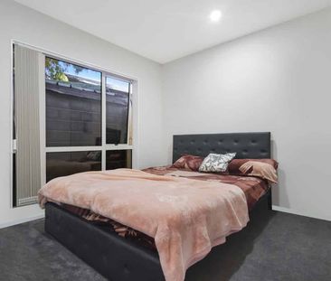 Modern Family Home with Space, Style & Convenience - Takanini!! - Photo 2