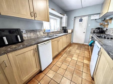 1 bedroom in a flat share to rent - Photo 2