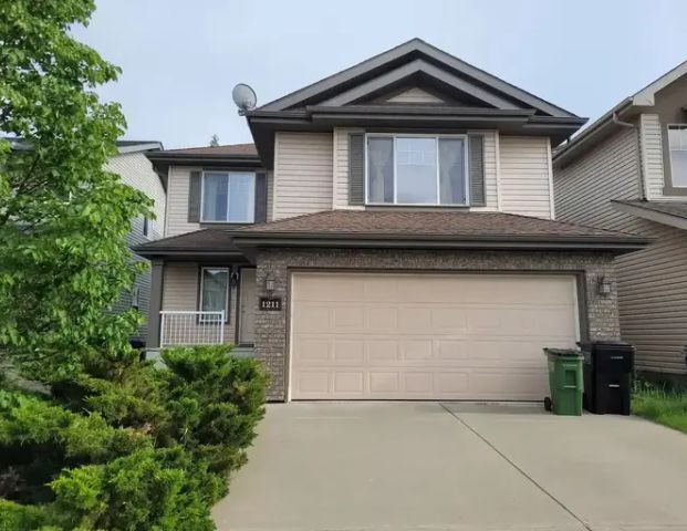 3 Bedrooms 2.5Bathroom Single House with double car garage in Magrath | 1211 McKinney Court Northwest, Edmonton - Photo 1