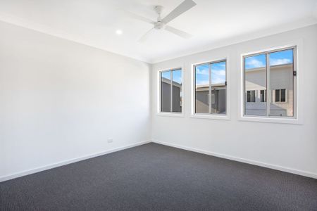 THREE BEDROOM TOWNHOUSE - Photo 2