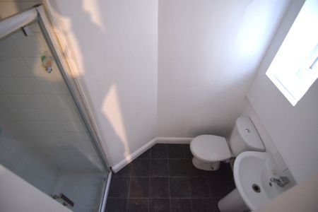 To Let 1 Bed Flat - Photo 5