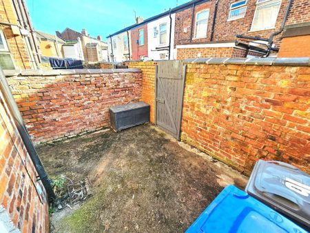 3 bedroom terraced house to rent - Photo 5