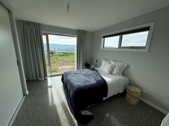 Stylish one bedroom unit with stunning country views. - Photo 1