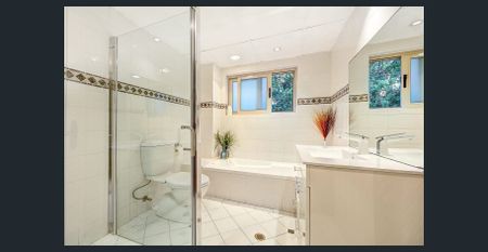 Spacious Apartment with Double Lock up Garage - Photo 5