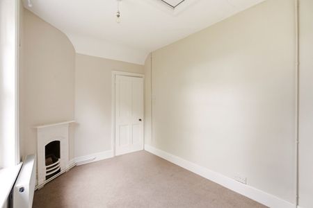 Available unfurnished now - Photo 3
