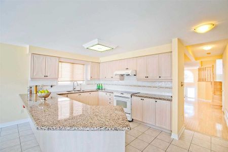 For Lease - 108 Melbourne Drive, Richmond Hill, Ontario - Photo 2