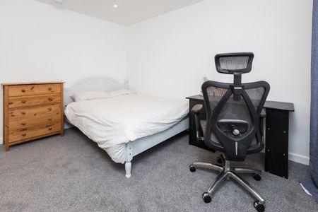 5 Bed Detached House, Burgess Rd, SO16 - Photo 2