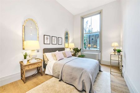 An impressive apartment with wonderful grandeur and style throughout. - Photo 5