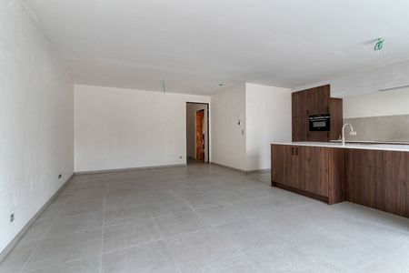 Hoogwaardig afgewerkt nieuwbouw appartement met 2 slaapkamers, terras, tuin en carport - Photo 2
