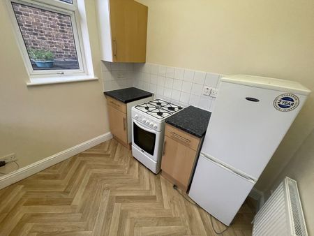1 Bed Flat, Horns Road, IG2 - Photo 5