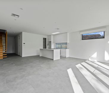 Spacious & Stylish Living - Perfect for Families & Entertainers - Photo 2