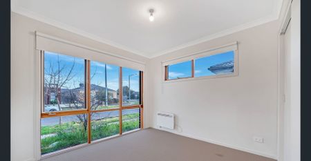 Modern Family Home in the Heart of Tarneit - Photo 4